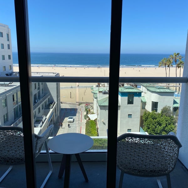 Foto tirada no(a) Loews Santa Monica Beach Hotel por Lisa L. em 6/20/2022