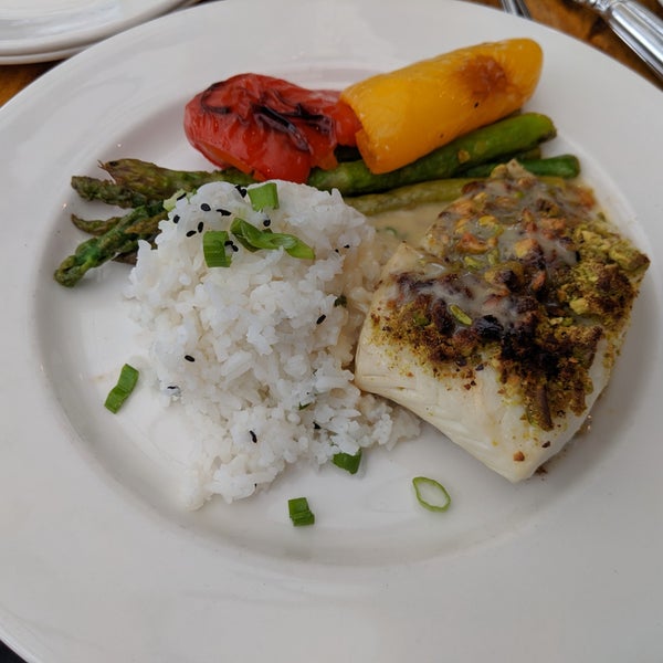 Foto scattata a The Sandbar Seafood Restaurant da Nils A. il 8/24/2019