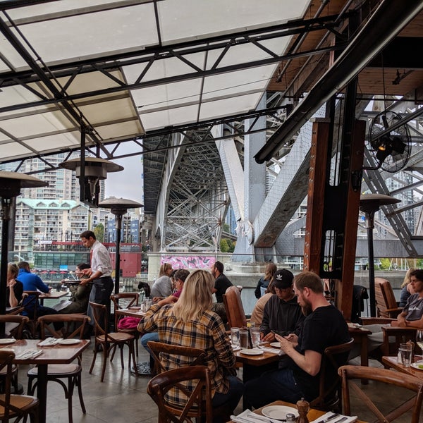 Foto scattata a The Sandbar Seafood Restaurant da Nils A. il 8/24/2019