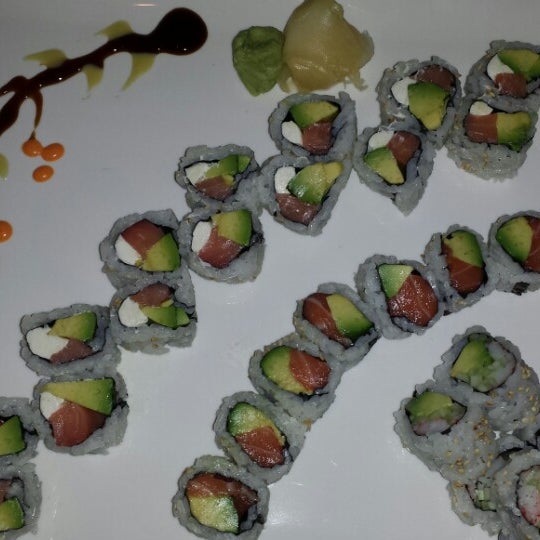 รูปภาพถ่ายที่ Kabuki Sushi โดย Katelyn I. เมื่อ 2/9/2014