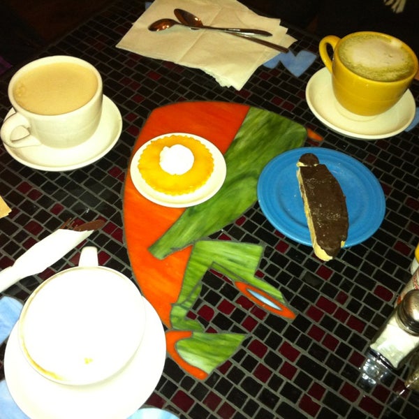 รูปภาพถ่ายที่ The Coffee Table and Lounge โดย Liz V. เมื่อ 12/19/2012