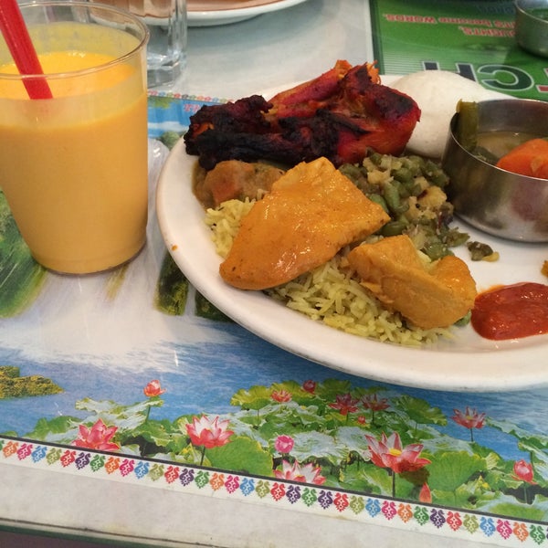 5/23/2015 tarihinde Liz V.ziyaretçi tarafından Mayura Indian Restaurant'de çekilen fotoğraf