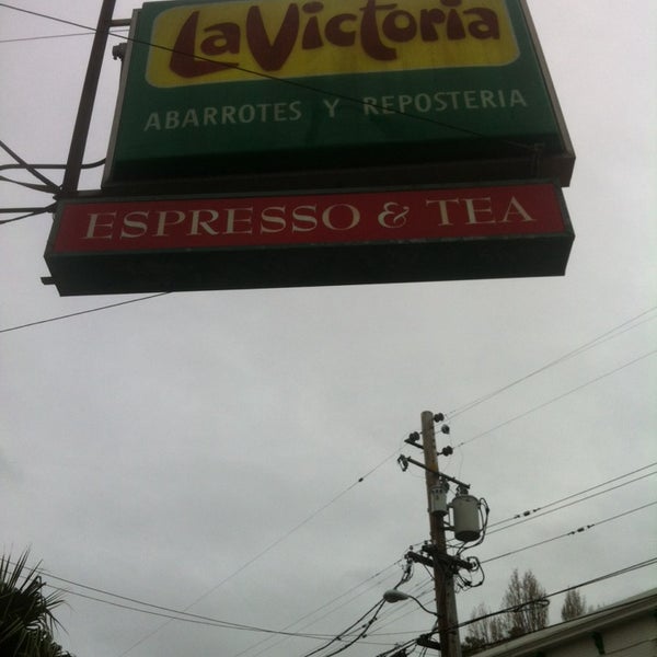รูปภาพถ่ายที่ La Victoria Mexican Bakery &amp; Cafe โดย Liz V. เมื่อ 2/15/2014