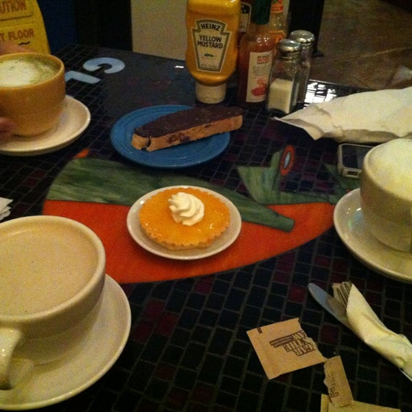 Das Foto wurde bei The Coffee Table and Lounge von Lydia am 12/19/2012 aufgenommen