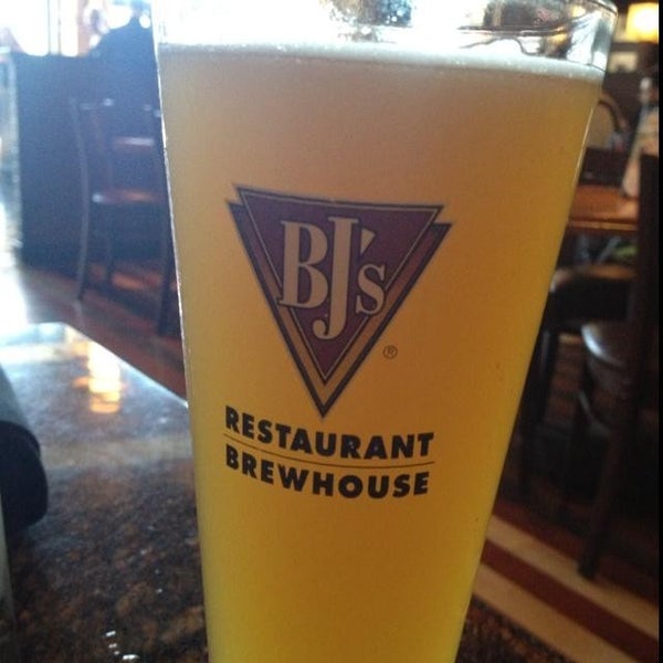 Photo taken at BJ&#39;s Restaurant &amp; Brewhouse by Gregg E. on 7/8/2013