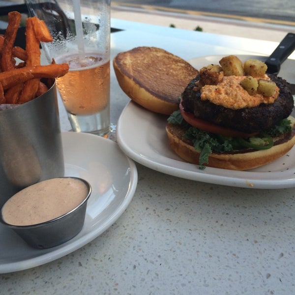 8/1/2014にDania J.がThe Counter Burger, Aventura FLで撮った写真