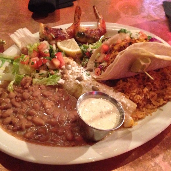 รูปภาพถ่ายที่ Roja Mexican Grill + Margarita Bar โดย Chris A. เมื่อ 10/1/2013