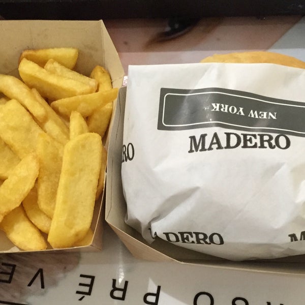 3/21/2015 tarihinde Gian C.ziyaretçi tarafından Madero Burger'de çekilen fotoğraf