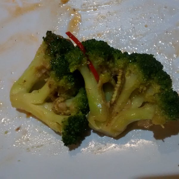 Brokoli cah ulat. Lumayan nambah gizi lah yak.