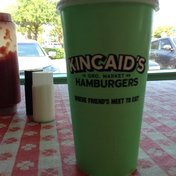 รูปภาพถ่ายที่ Kincaid&#39;s Hamburgers โดย Laura R. เมื่อ 8/5/2013