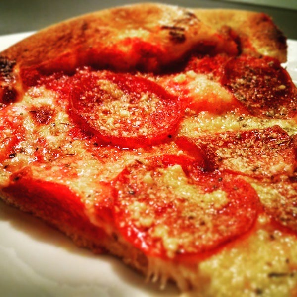 Снимок сделан в Angelo&#39;s Picnic Pizza пользователем Jeff L. 5/10/2015