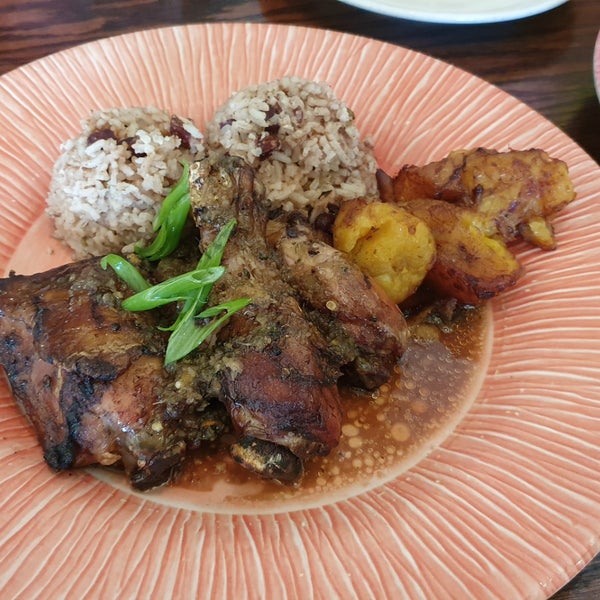 10/29/2019 tarihinde Sean K.ziyaretçi tarafından Coconuts Caribbean Restaurant &amp; Bar'de çekilen fotoğraf