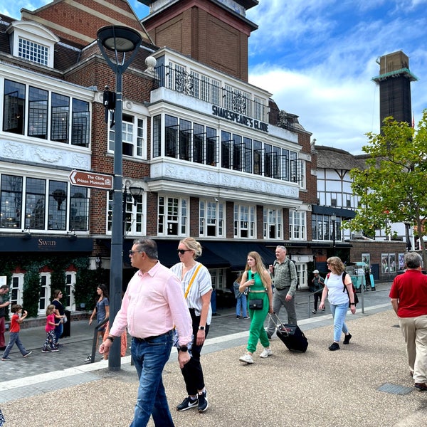 Photo taken at Shakespeare&#39;s Globe Theatre by Panagiotis 🫧 on 8/19/2022