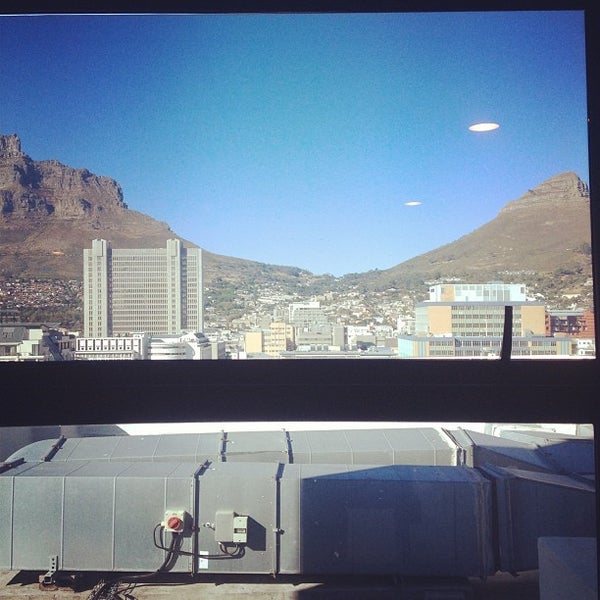 Foto tomada en Holiday Inn Cape Town  por Renée D. el 2/5/2013