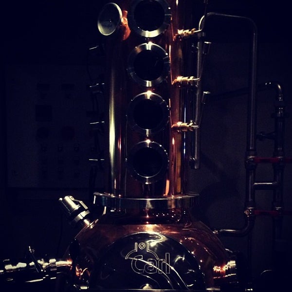 Foto diambil di Distillers Bar von Munich Distillers oleh Lasse U. pada 4/12/2013