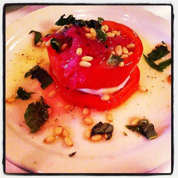 รูปภาพถ่ายที่ Amerigo Italian Restaurant โดย Mary S. เมื่อ 9/21/2012