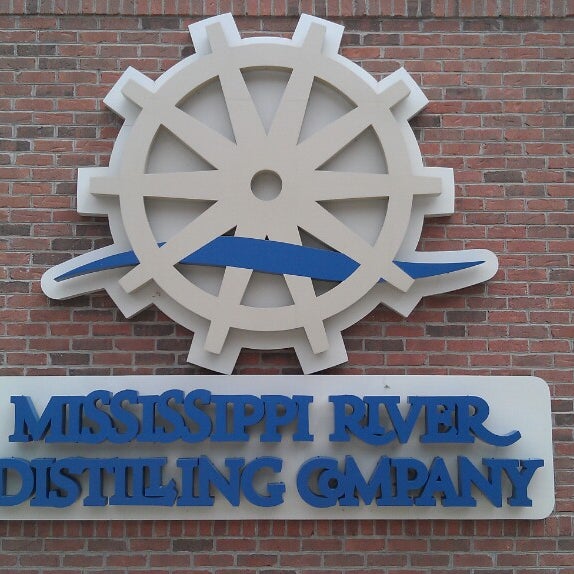 Foto tomada en Mississippi River Distilling Company &amp; Cody Road Cocktail House  por Michael W. el 7/23/2013