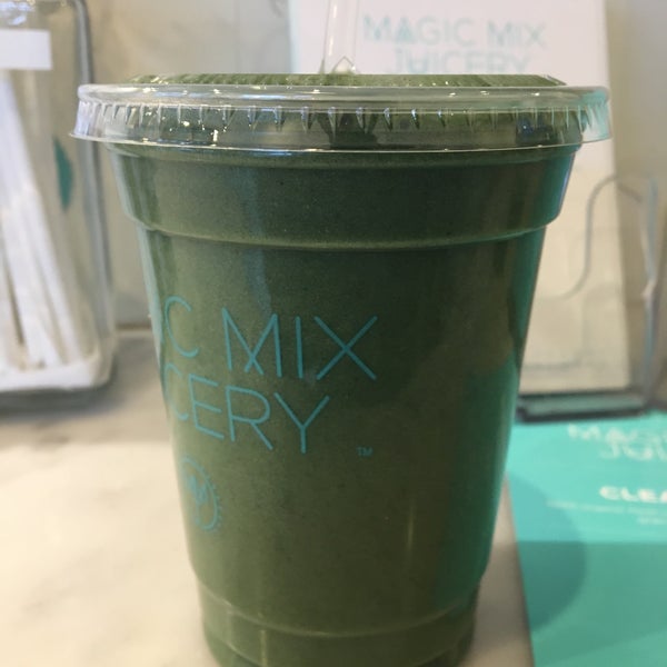 Photo taken at Magic Mix Juicery by Arturo H. on 11/8/2016