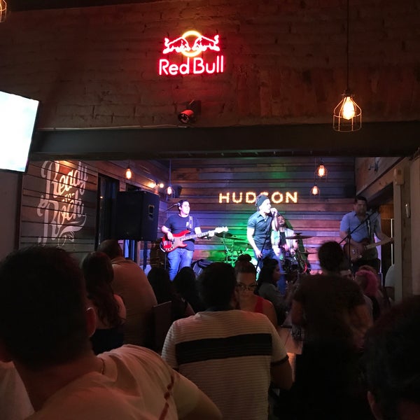 Foto tirada no(a) Hudson Bar por Arturo H. em 5/14/2017