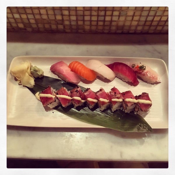 Foto tirada no(a) Uptown Sushi por Juston W. em 5/24/2016