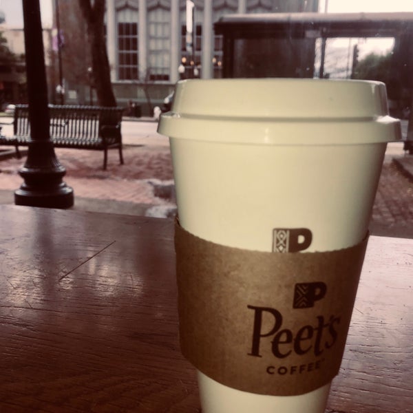 Photo prise au Peet&#39;s Coffee &amp; Tea par Pamela R. le4/2/2019