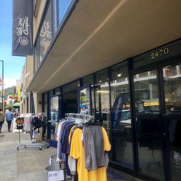 4/13/2019 tarihinde Pamela R.ziyaretçi tarafından Cal Student Store'de çekilen fotoğraf