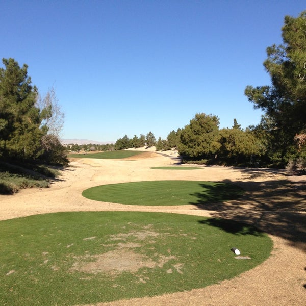 Foto scattata a Desert Pines Golf Club and Driving Range da Annie and Bob P. il 2/25/2013