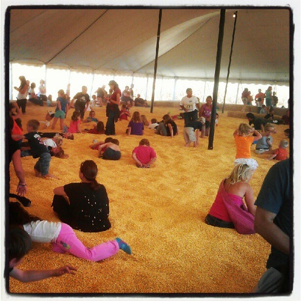 Foto tirada no(a) Sever&#39;s Corn Maze &amp; Fall Festival por Joshua S. em 9/29/2012