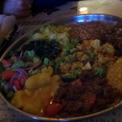 Снимок сделан в Queen Sheba Ethopian Restaurant пользователем Rod M. 10/15/2012