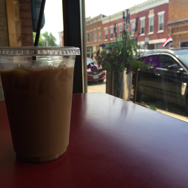 Foto tomada en E Town Coffee  por Jason B. el 6/24/2015