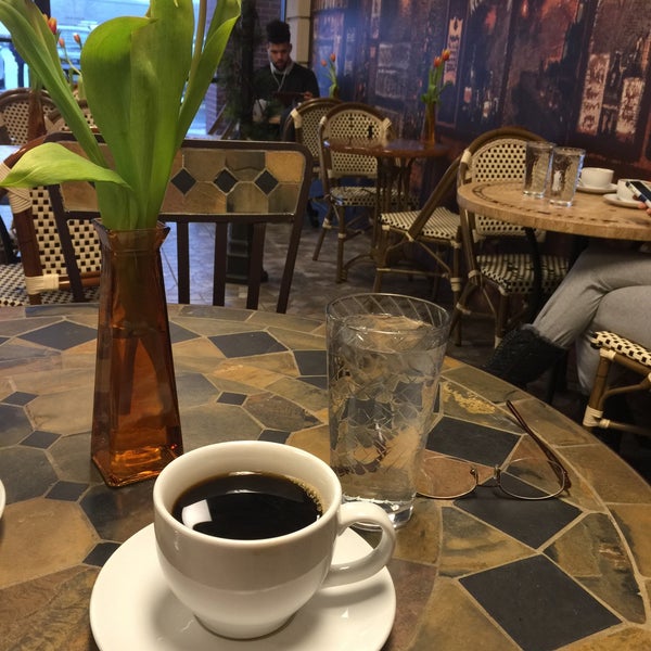 Photo prise au Café Flora par Katrina B. le1/18/2015