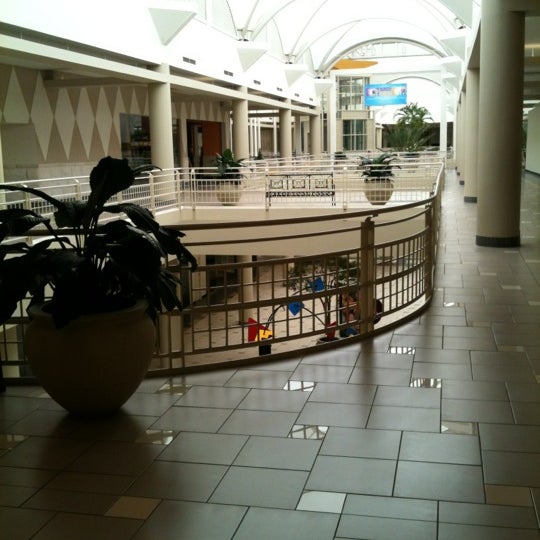 รูปภาพถ่ายที่ Orlando Fashion Square โดย Beta M. เมื่อ 10/13/2012