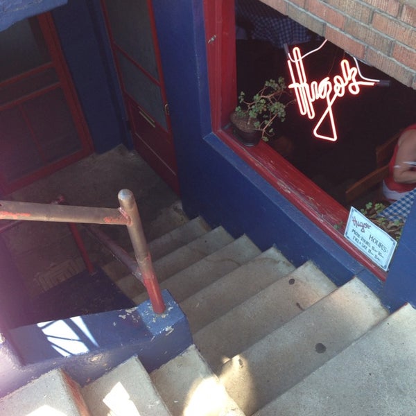 Foto tomada en Hugo&#39;s Restaurant  por Beta M. el 8/7/2014