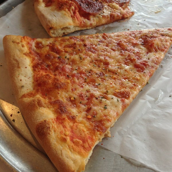 รูปภาพถ่ายที่ Rosco&#39;s Pizza โดย Eric B. เมื่อ 2/26/2013
