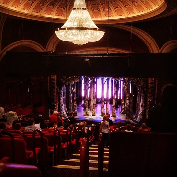 รูปภาพถ่ายที่ Cinderella on Broadway โดย Ed H. เมื่อ 10/19/2013