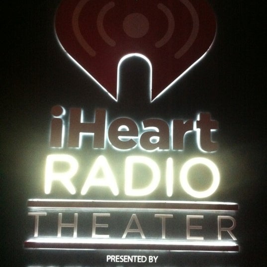 Photo prise au iHeartRadio Theater par Foster H. le10/4/2012