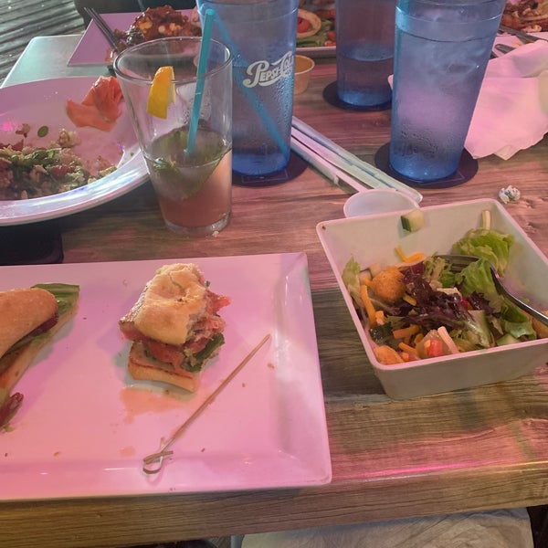 รูปภาพถ่ายที่ Siesta Key Oyster Bar โดย Garrett V. เมื่อ 6/6/2021