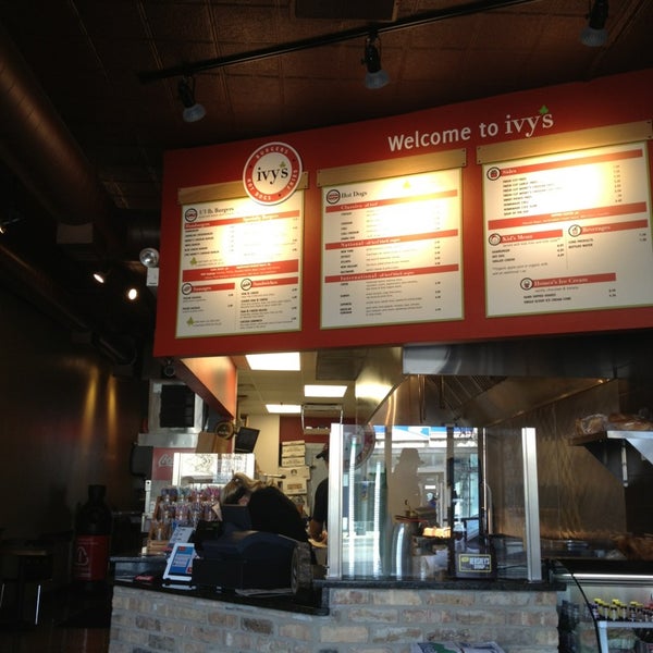 1/20/2013 tarihinde Robyn P.ziyaretçi tarafından Ivy&#39;s Burgers, Hot Dogs and Fries'de çekilen fotoğraf