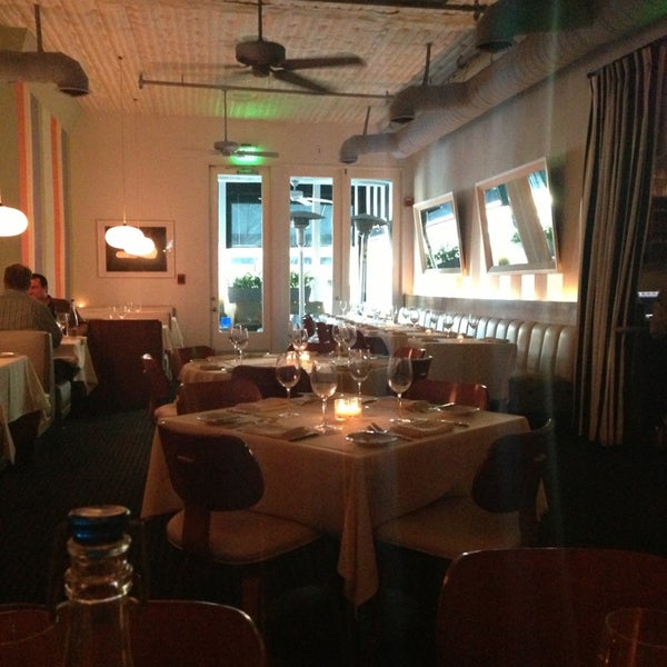 รูปภาพถ่ายที่ Nic&#39;s Martini Lounge โดย Michael เมื่อ 6/11/2013