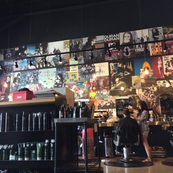 6/19/2014 tarihinde Michaelziyaretçi tarafından Floyd&#39;s Barbershop - Mopac'de çekilen fotoğraf