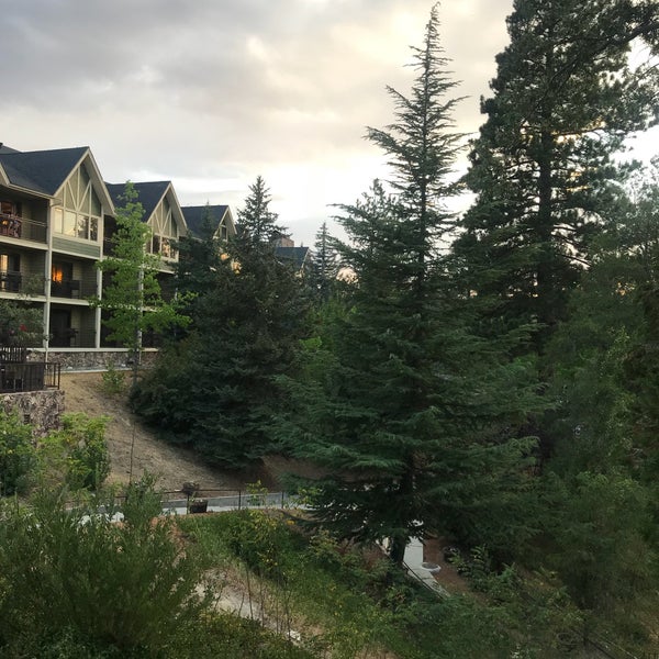 Foto diambil di Lake Arrowhead Resort oleh REN pada 7/30/2018