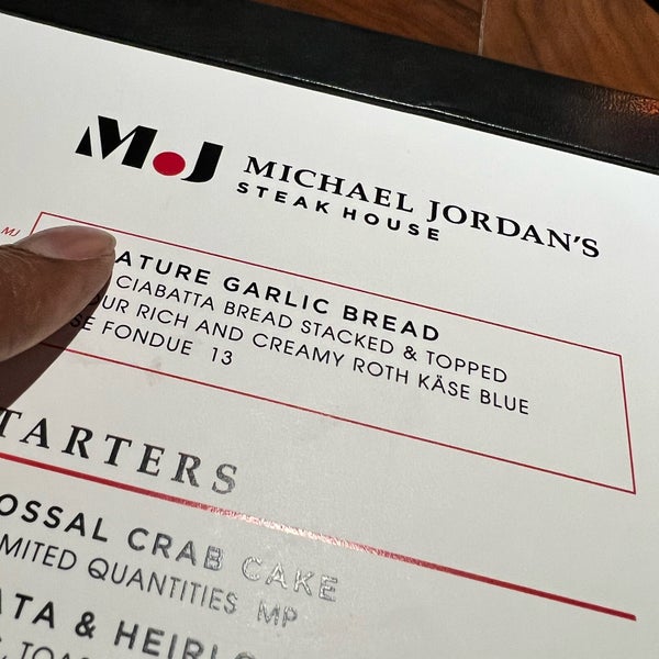 Foto tirada no(a) Michael Jordan&#39;s Steak House Chicago por AlbiiT .. em 10/7/2022