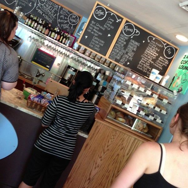 Foto scattata a 2 Alices Coffee Lounge da Nail A. il 6/23/2013