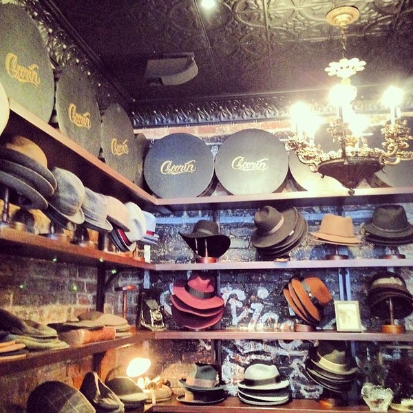 Foto tirada no(a) Goorin Bros. Hat Shop - West Village por Joseph D. em 2/8/2014
