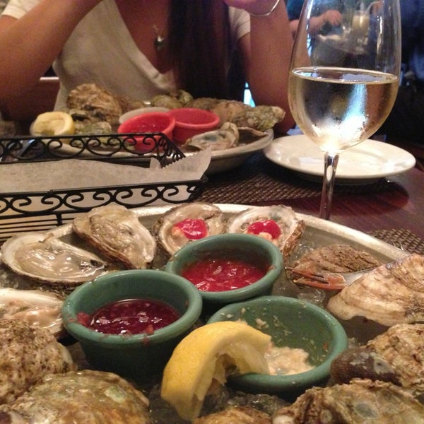 Foto tomada en Psari Seafood Restaurant &amp; Bar  por Richard el 7/19/2013