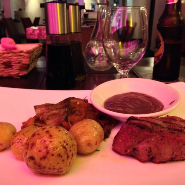 10/4/2014 tarihinde Denis P.ziyaretçi tarafından Quattro Restaurante &amp; Lounge Bar'de çekilen fotoğraf