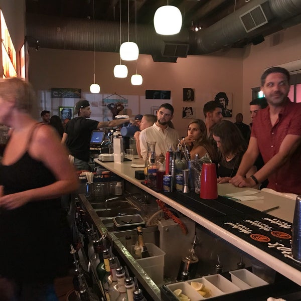 Das Foto wurde bei Halcyon Coffee, Bar &amp; Lounge von Kirby T. am 8/19/2018 aufgenommen