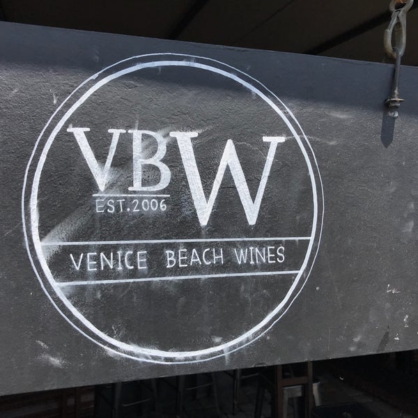 Снимок сделан в Venice Beach Wines пользователем Kirby T. 6/15/2018