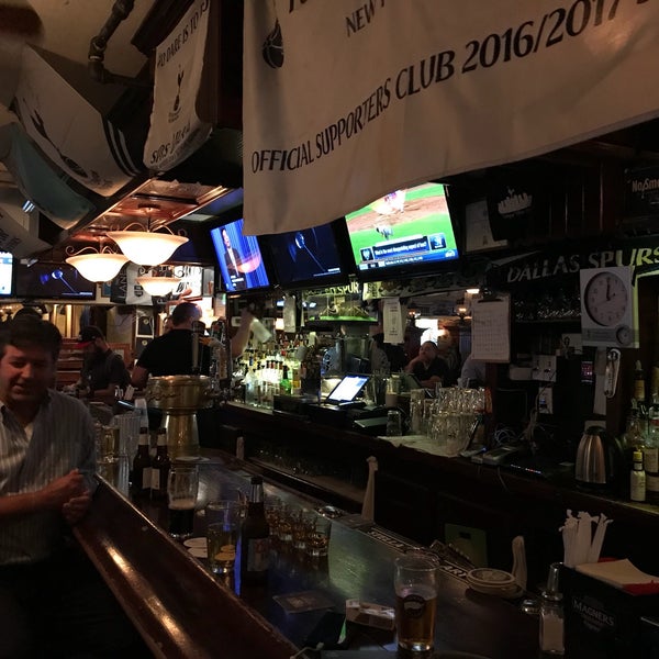 Foto tomada en Flannery&#39;s Bar  por Kirby T. el 8/3/2018