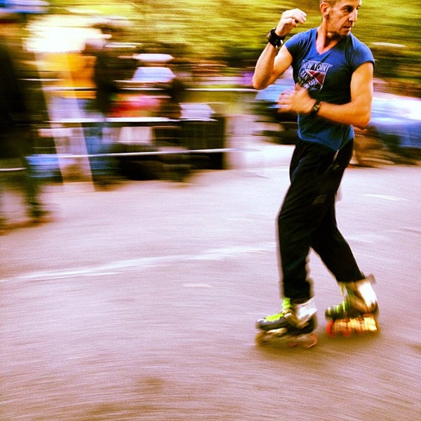 Снимок сделан в Central Park Dance Skaters Association (CPDSA) — Free Roller Skating Rink пользователем d b. 9/30/2012
